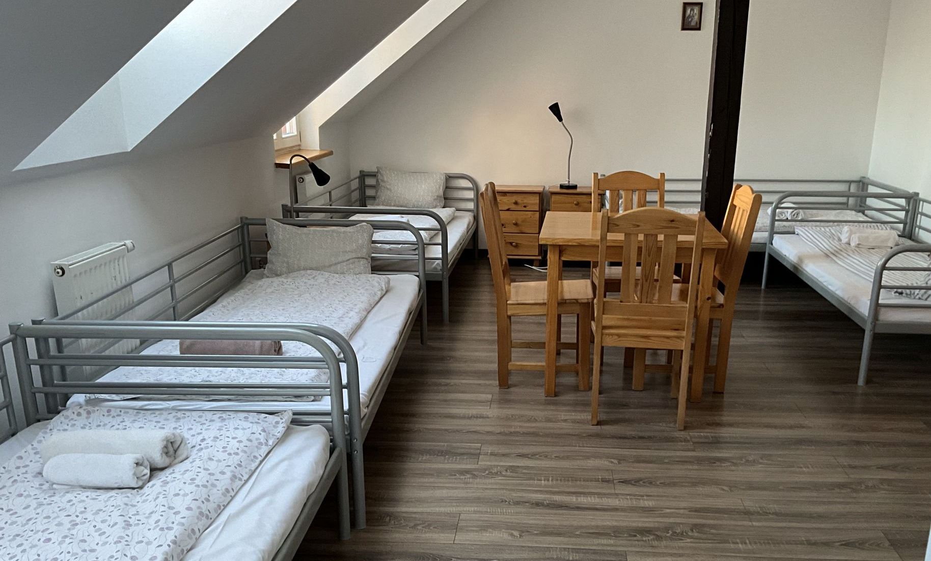 3-5 beds rooms